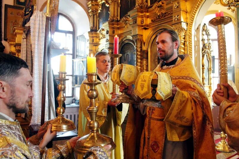 Svyashenoslujiteli russkoy pravoslavnoy cerkvi. великий вход на литургии. храм стефана пермского ухта фото. служители причт одного храма. храм стефана пермского ухта.