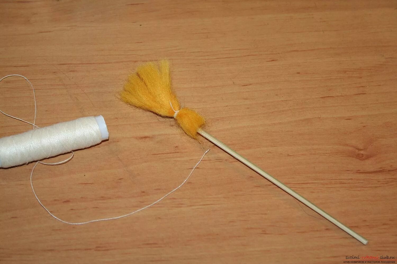 Метелка для снеговика. Метла для снеговика на утренник. Метелка для снеговика своими руками. Как сделать метлу для снеговика на утренник. Метла для снеговика на утренник.