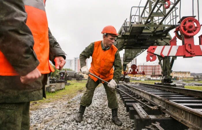 Путеукладчик беспяткина. Ждв кладет дороги. Ждв кладет дороги. С праздником железнодорожных войск. День желознедорожных воиск.
