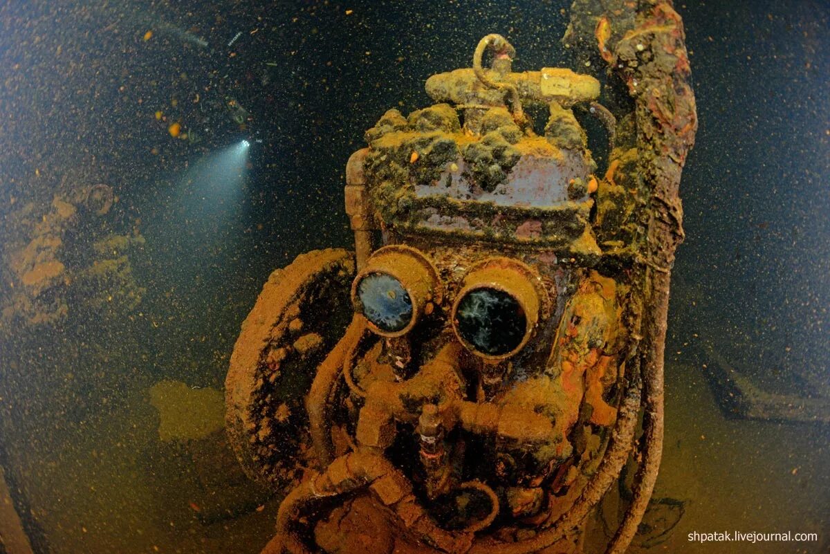 затопление орбитальной станции «мир». орбитальная станция мир под водой. обломки космической станции. орбитальная станция мир и шаттл. станция мир затопили в тихом океане.