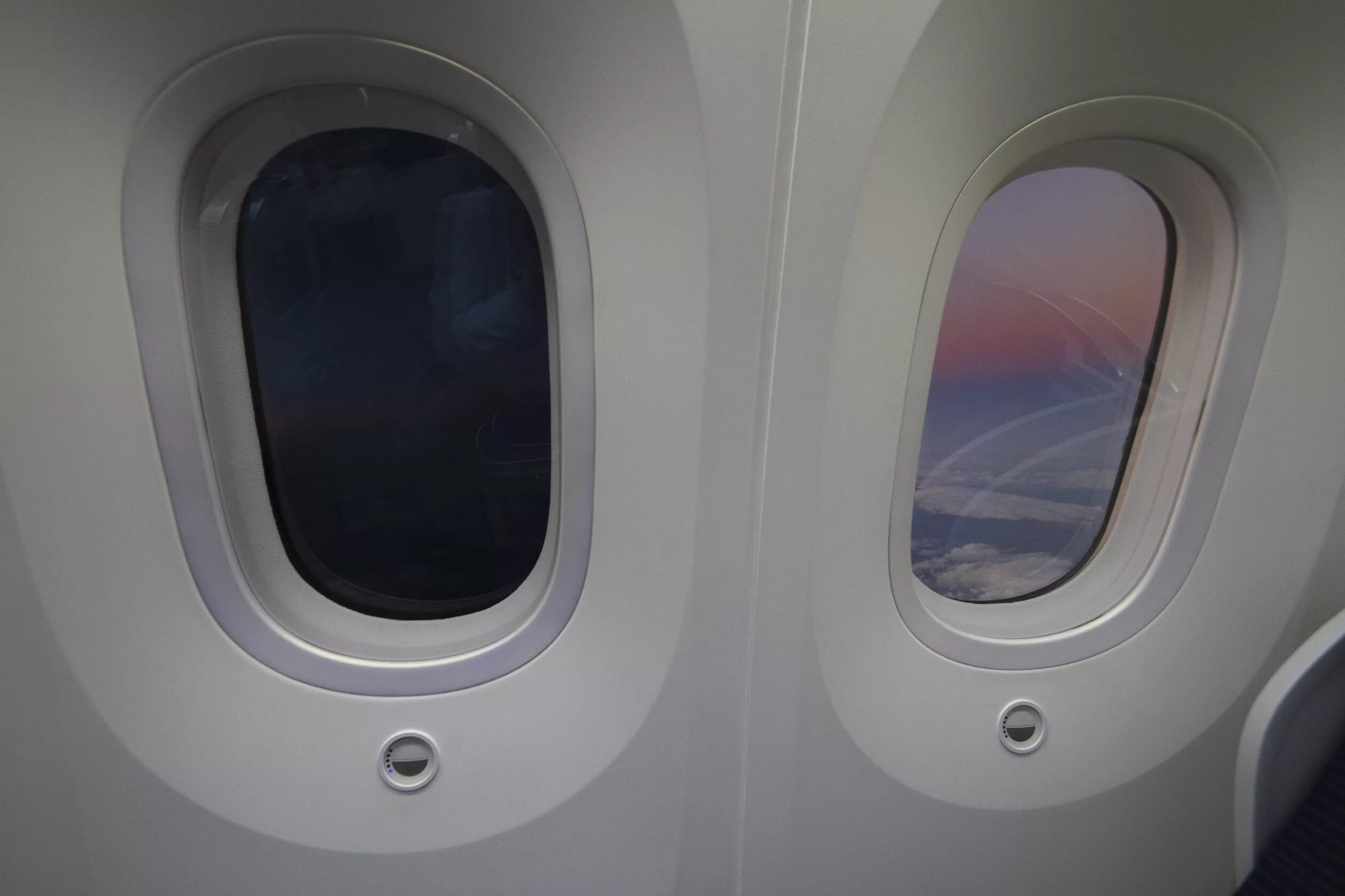 Боинг иллюминатор. Boeing 787 dreamliner иллюминаторы. boeing 787 dreamliner салон иллюминатор. airbus a350 иллюминатор. boeing 787-8 dreamliner иллюминатор.