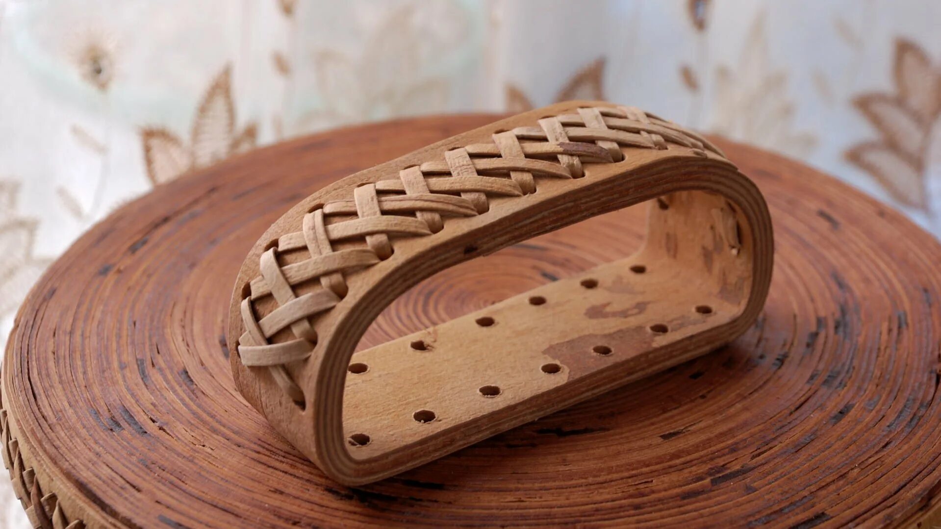 С праздником бересты. Интересные изделия из бересты. Берестяной кузовок. Шемогодская прорезная береста. Берестяные ручки.