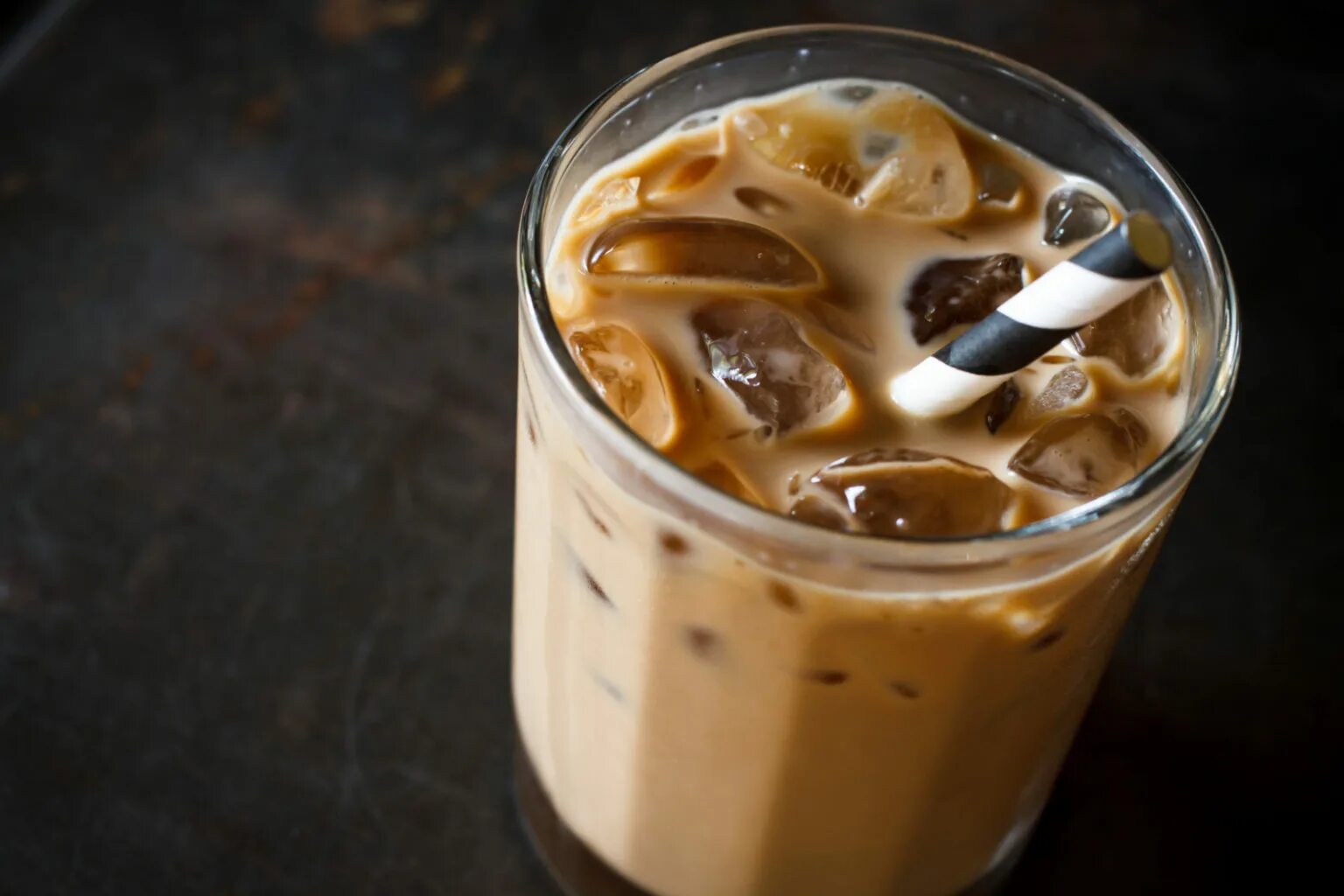 Фраппе айс латте. Холодный кофе ( Iced Latte). Холодный кофе фраппе. Фраппе капучино. Холодный кофе с льдом