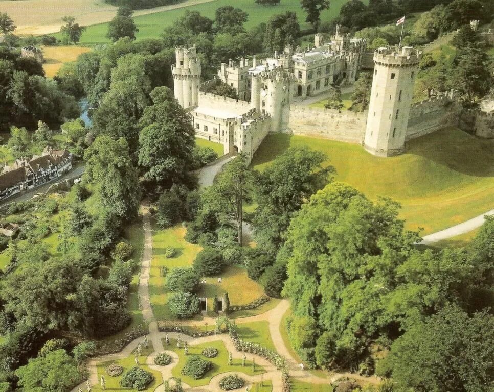 Старый обширный тянувшийся позади дома сад выходивший. Warwick Castle. Сад при замке Уорвик. Уорикский замок брошюра. Замок делателя королей.
