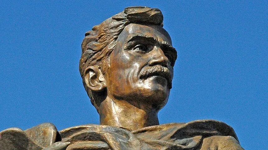 Где установлен памятник александру грину. Памятник олегу куваеву. памятник александру грину.