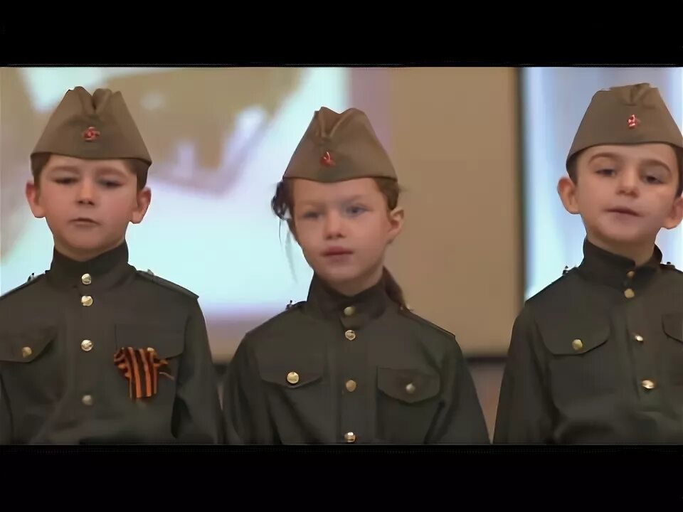 Песня смуглянка поют дети. Три танкиста дети поют. Дети поют о войне одежда. Дети поют военные песни фото. Песня день Победы поют дети.