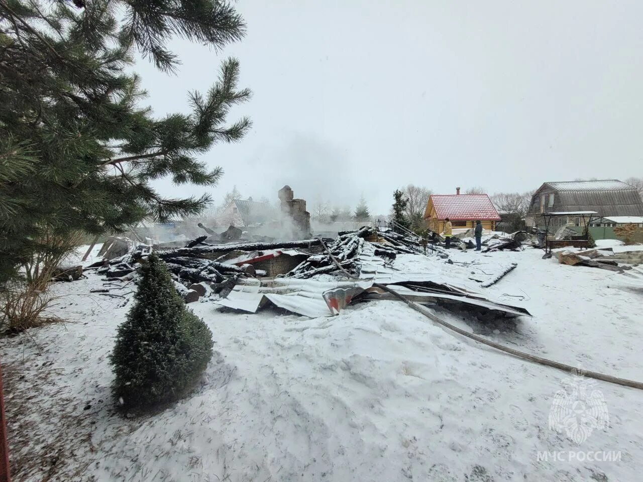 Сгоревший дом сватов. Пожар фото. пожар в доме. пожар в деревне. горящий дом.