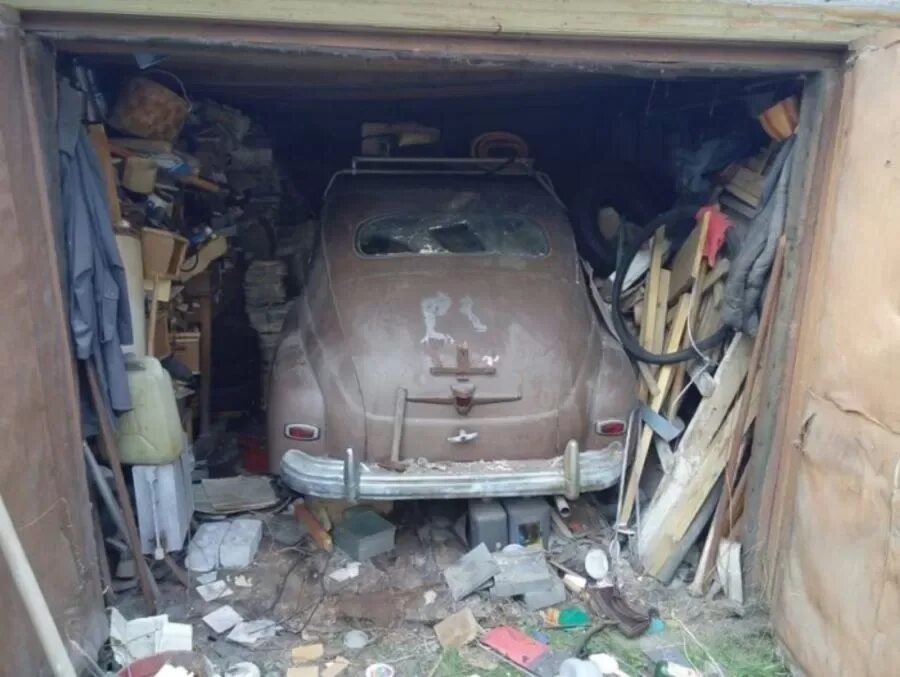 Пропадают машины из гаража. Гаражные находки авто. Машина въезжает в гараж. Старый автомобиль в гараже. Ваз 2107 в гараже ночью.