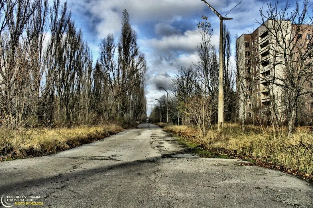 Город во франции припять. Припять зона отчуждения. Припять город призрак. Заброшенные улицы Припяти. Чернобыль Припять улица.