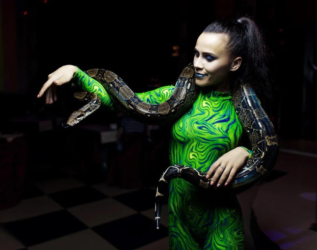 Шоу со змеями. Танец со змеей. Девушка со змеями шоу. Девушка танцует со змеей.