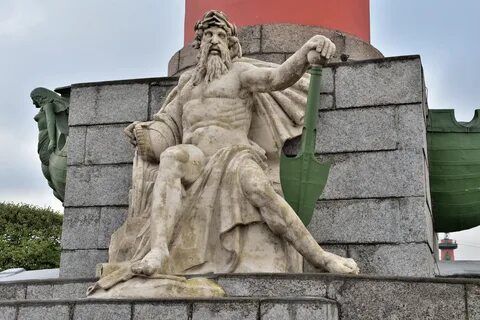 Ростральные колонны фигуры у подножия