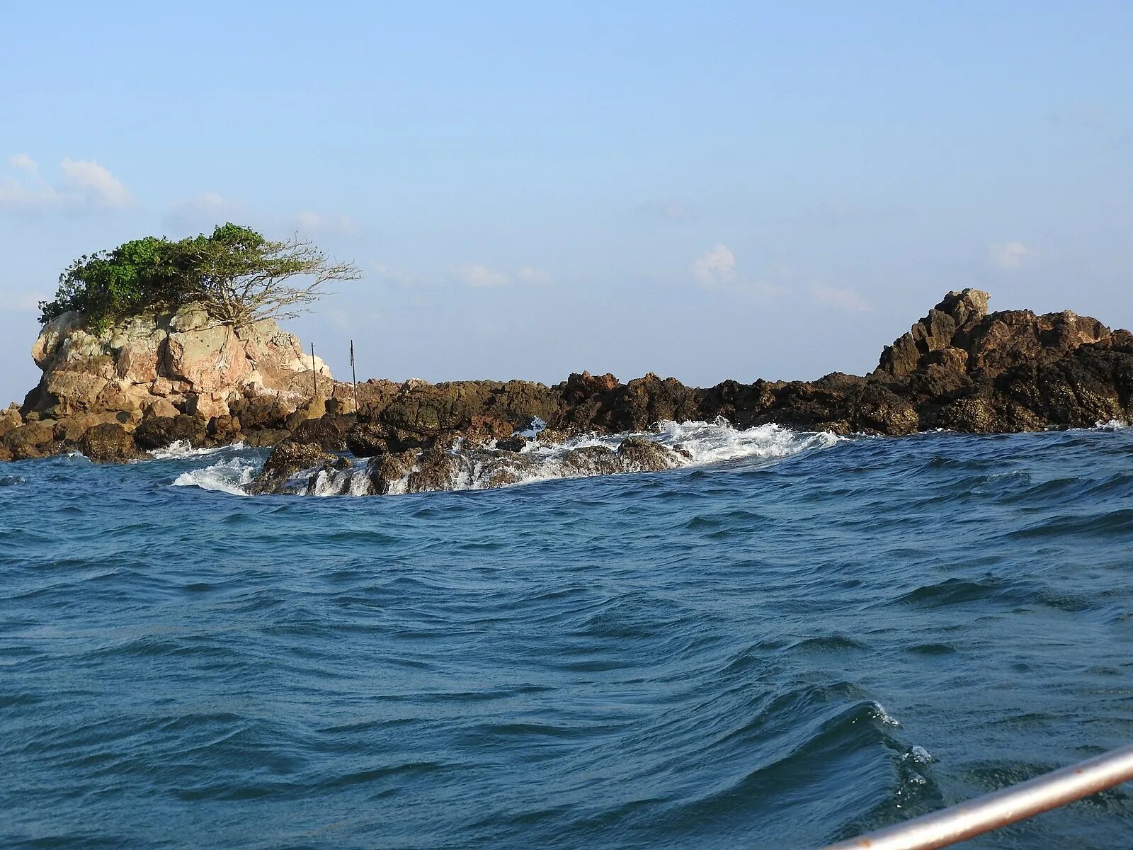 Острова змеиный где. Кеймада-Гранди остров. Остров Снейк Бразилия. Остров Кеймада-Гранди Бразилия. Змеиный остров (Snake Island), Бразилия.