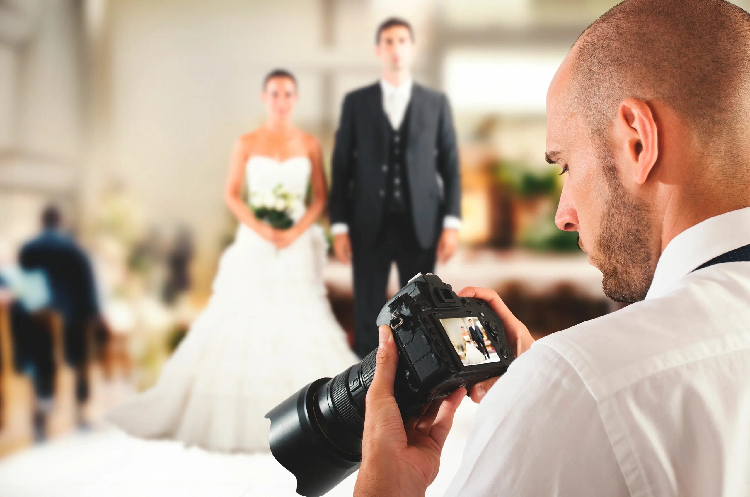 Съемка фотографа. Фотограф на свадьбу. Фотограф и видеооператор на свадьбу. Профессиональный фотограф на свадьбе. Фотограф и невеста.
