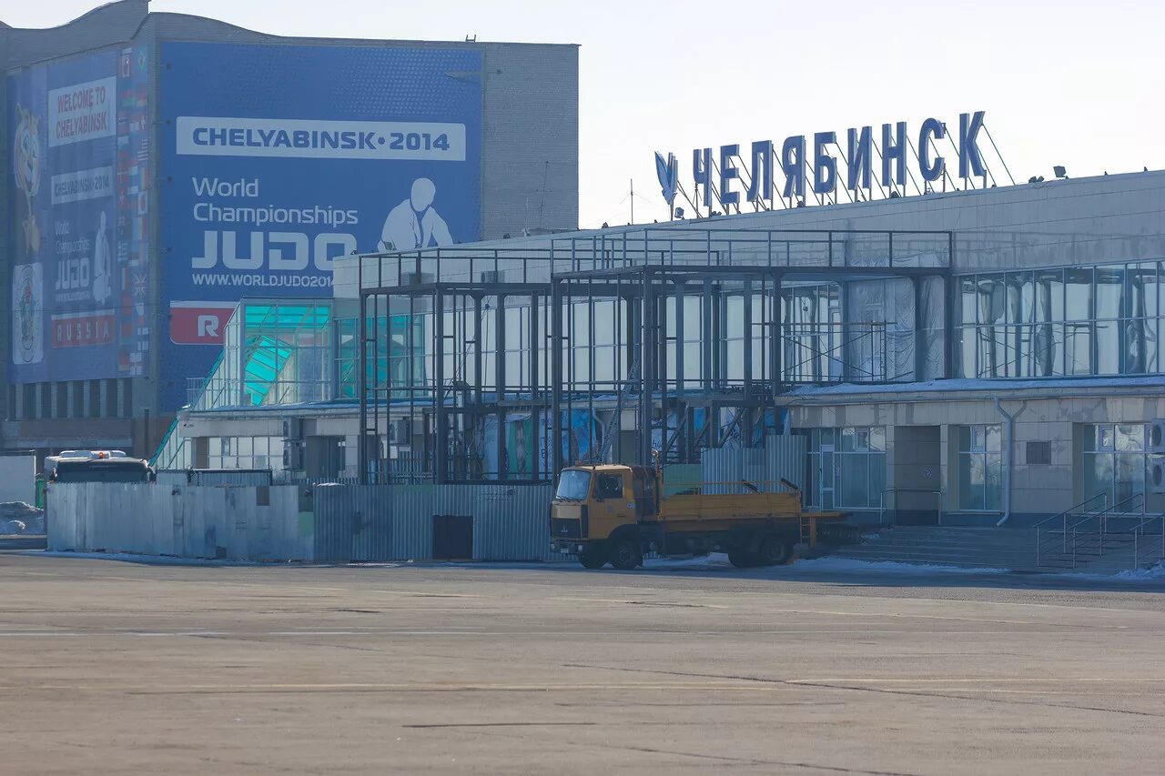 Аэропорт Челябинск старый. Аэропорт Челябинск старые фото. Челябинск аэропорт улица. Аэропорт Челябинск посадка.