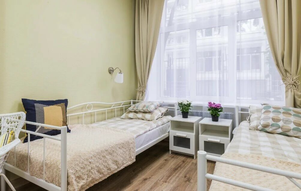 Дом престарелых комната. Комната в доме престарелых. интерьер для престарелых. пансионат для пожилых людей. интерьер спальни для пожилого человека.