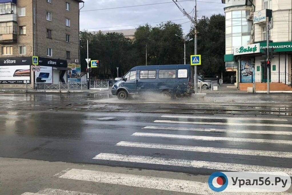 Орск прорвало платину. Остановка Авангард Орск. Ул Московская 15 Орск. Остановка Авангард Орск фото. Остановка Гагарина Орск.