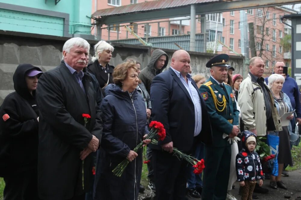 Сайт 39 рязань. Открытие памятной доски. Мемориальная доска на фасаде. Памятная доска в школе. Мемориальная доска памяти.