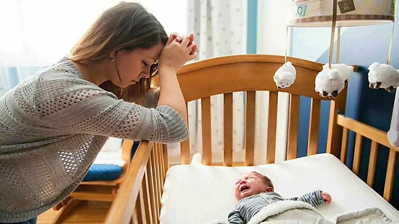 Послеродовой психоз. Мама у кроватки ребенка. Мама с плачущим ребенком. Психологический портрет нежеланных детей. Недолюбленный ребенок.