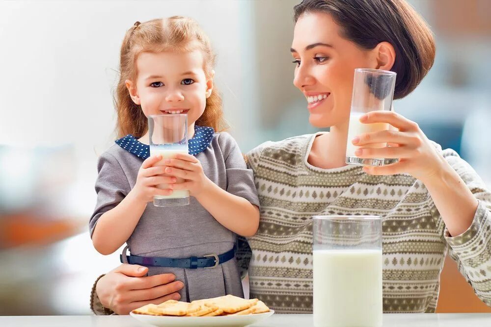 Deti Pyot Moloko. Ребенок пьет молоко. Дети едят молочные продукты. Молочные продукты для детей. Принять маму как есть