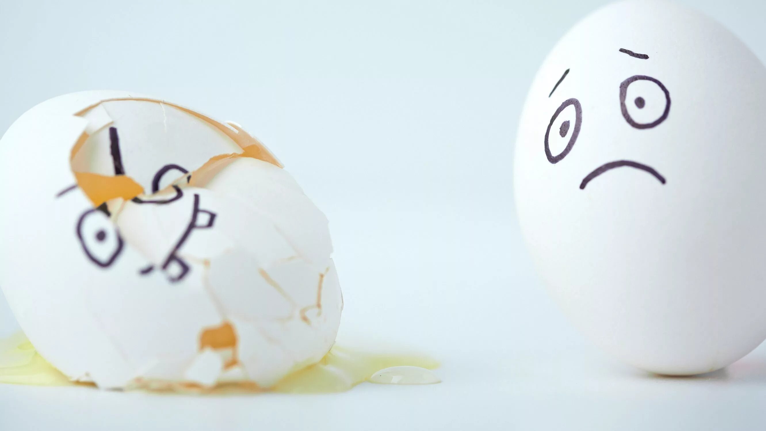 Яичко смайлик. Разбитые яйца. Смайлики на яйцах. Удивленное яйцо. Смайлы на яйцах.