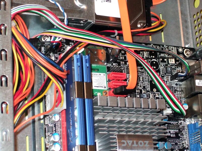 Блок питания к материнской плате gigabyte. Ide-sata gigabyte комплект к мат плате. подключение hdd sata 3 к материнской плате. ssd диск в материнской плате. жесткий диск на мат плате.
