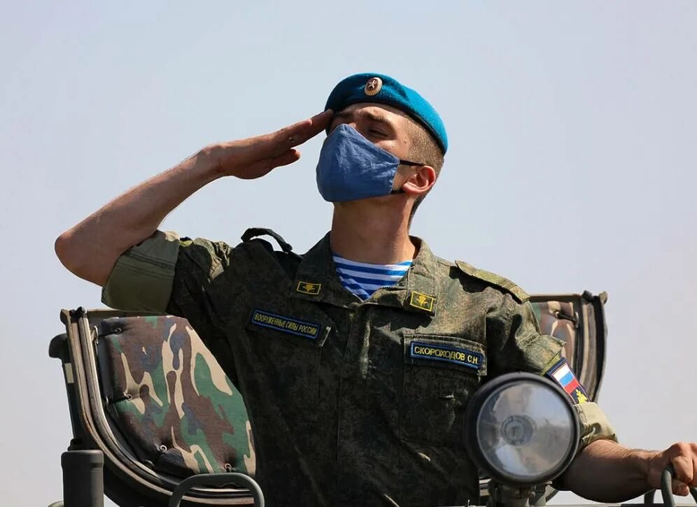 Военный в маске. Десантник в маске. Военнослужащий в маске. Маска военного медика.