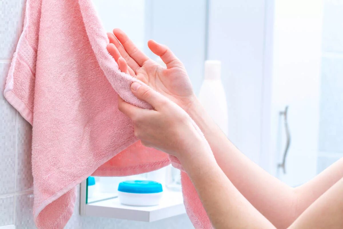 Заменить полотенца. Полотенце для рук. Вытирание рук полотенцем. Полотенце для вытерание рук. Тканевые полотенца для рук.