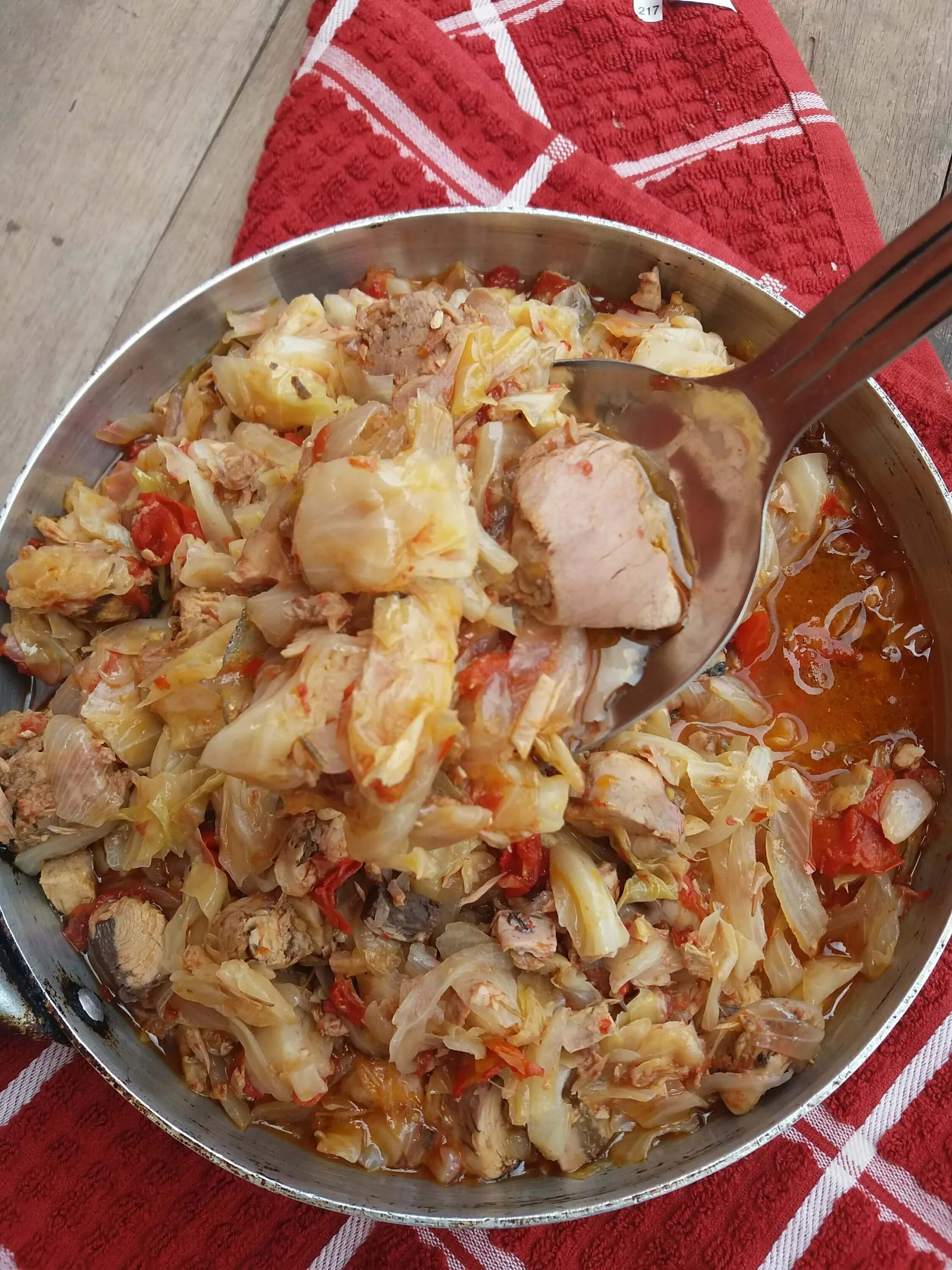 Как тушить капусту с картошкой и мясом. Капуста с мясом. тушеная капуста с мясом. тушёная капуста с мясом и картошкой. тушеная квашеная капуста с мясом.