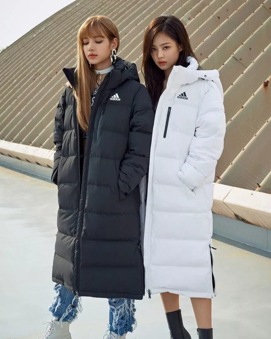 Куртка адидас женская зимняя длинная. Корейский пуховик Amaya. Длинная куртка адидас женская. Корейская куртка адидас. Класса пуховики
