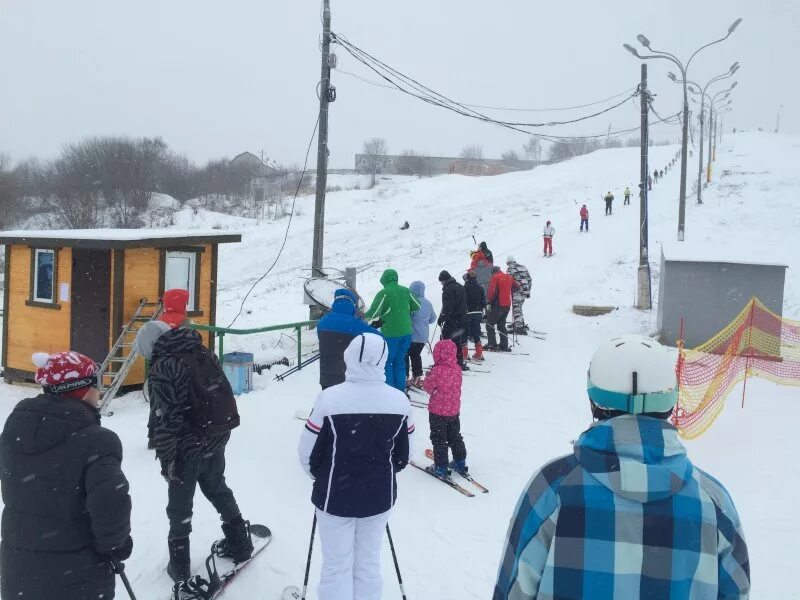 склон красная горка подольск. красная горка подольск горнолыжка. красная горка подольск горнолыжка. подольск лыжная трасса красная горка. горнолыжный спуск подольск красная горка.