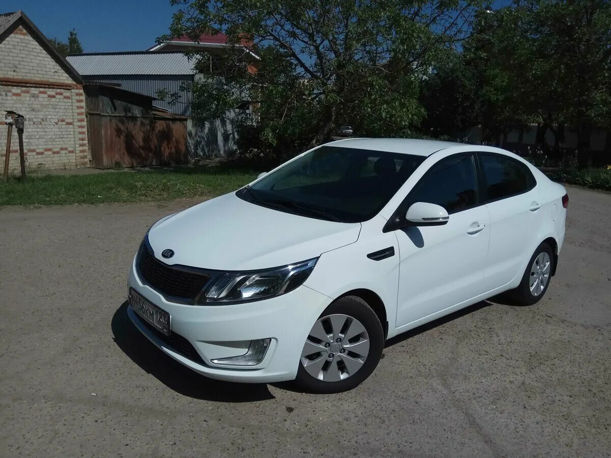 Rio белый. Kia Rio 2013 белая. Киа Рио седан белая. Kia Rio 2013 седан. Киа Рио 3 2013 год белая.