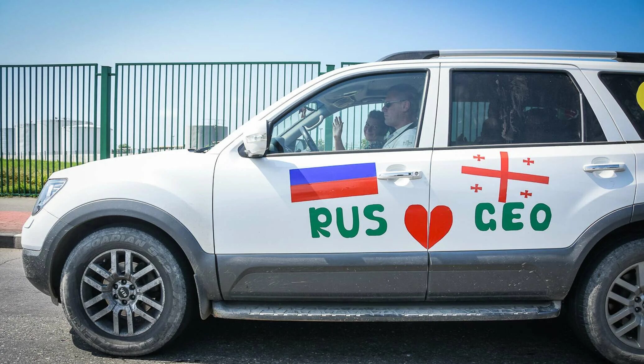 Грузия это россия. Автомобиль с флагом Грузии. Россия Грузия Дружба. Флаг Грузии и России. Флаг Грузии на машине.