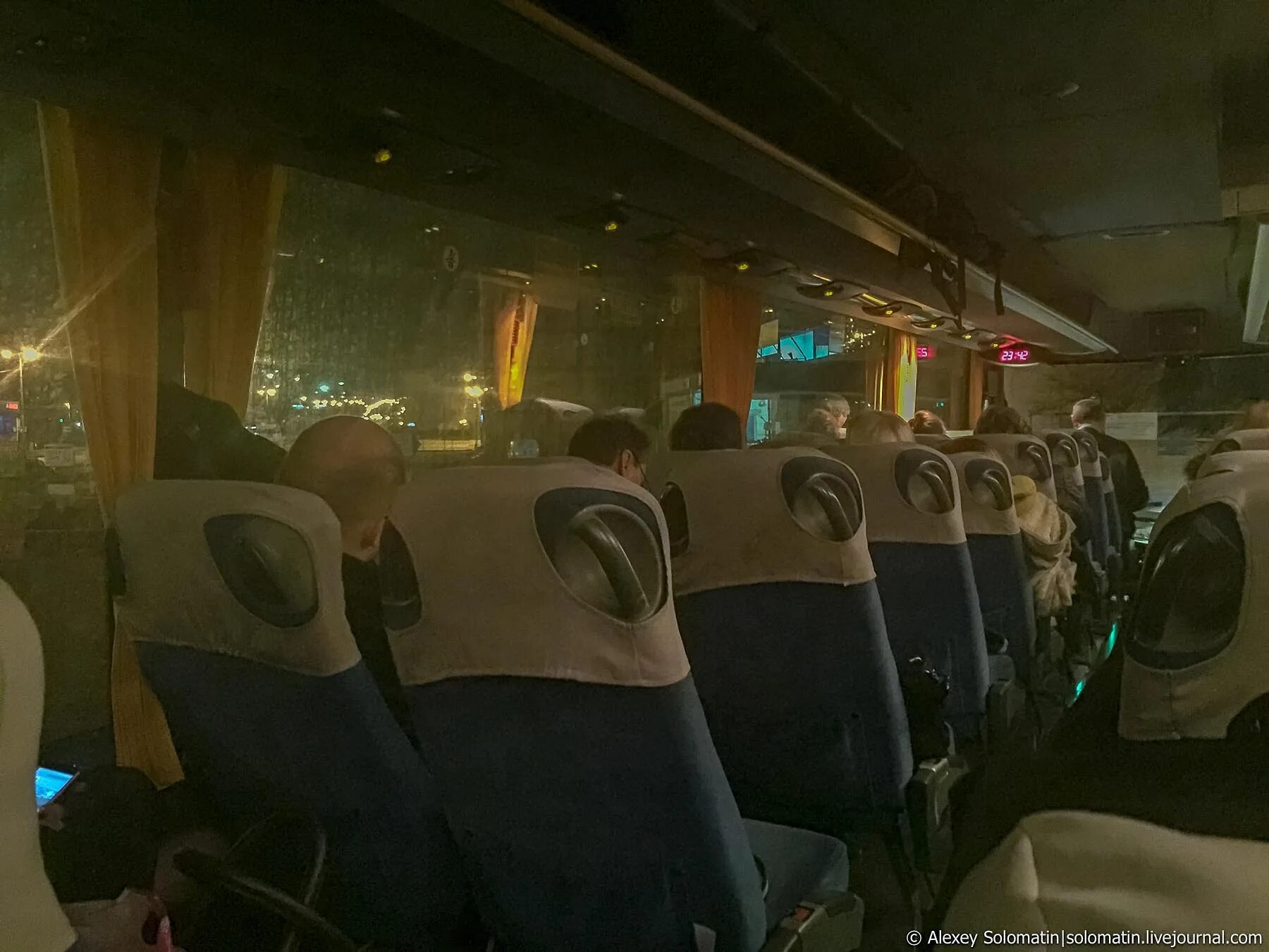Ехать в автобусе ночью. Автобус внутри ночью. автобус внутри. салон автобуса. салон автобуса ночью.