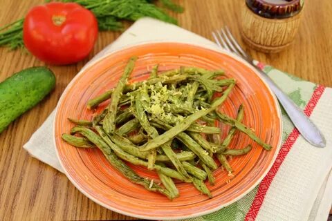 Фасоль стручковая с луком и чесноком