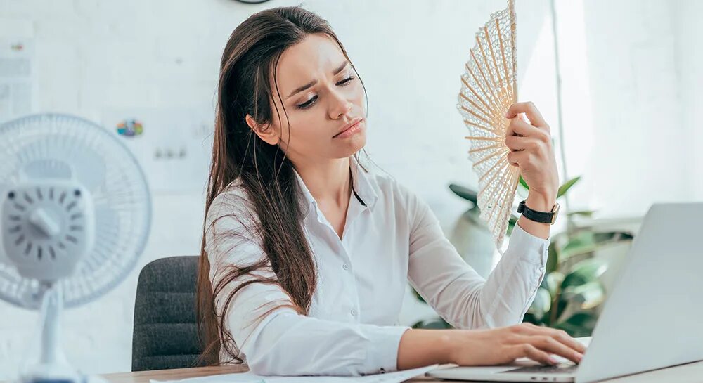 Вентилятор в офисе. Работа в теплом месте. Девушка в офисе летом. Работа в теплом месте. Работа в теплом месте.