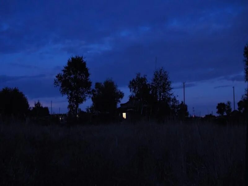 Ночная деревня летом. Ночь в деревне. Ночь темная но видно всю деревню. Темная улица в деревне. Старые деревенские дома.