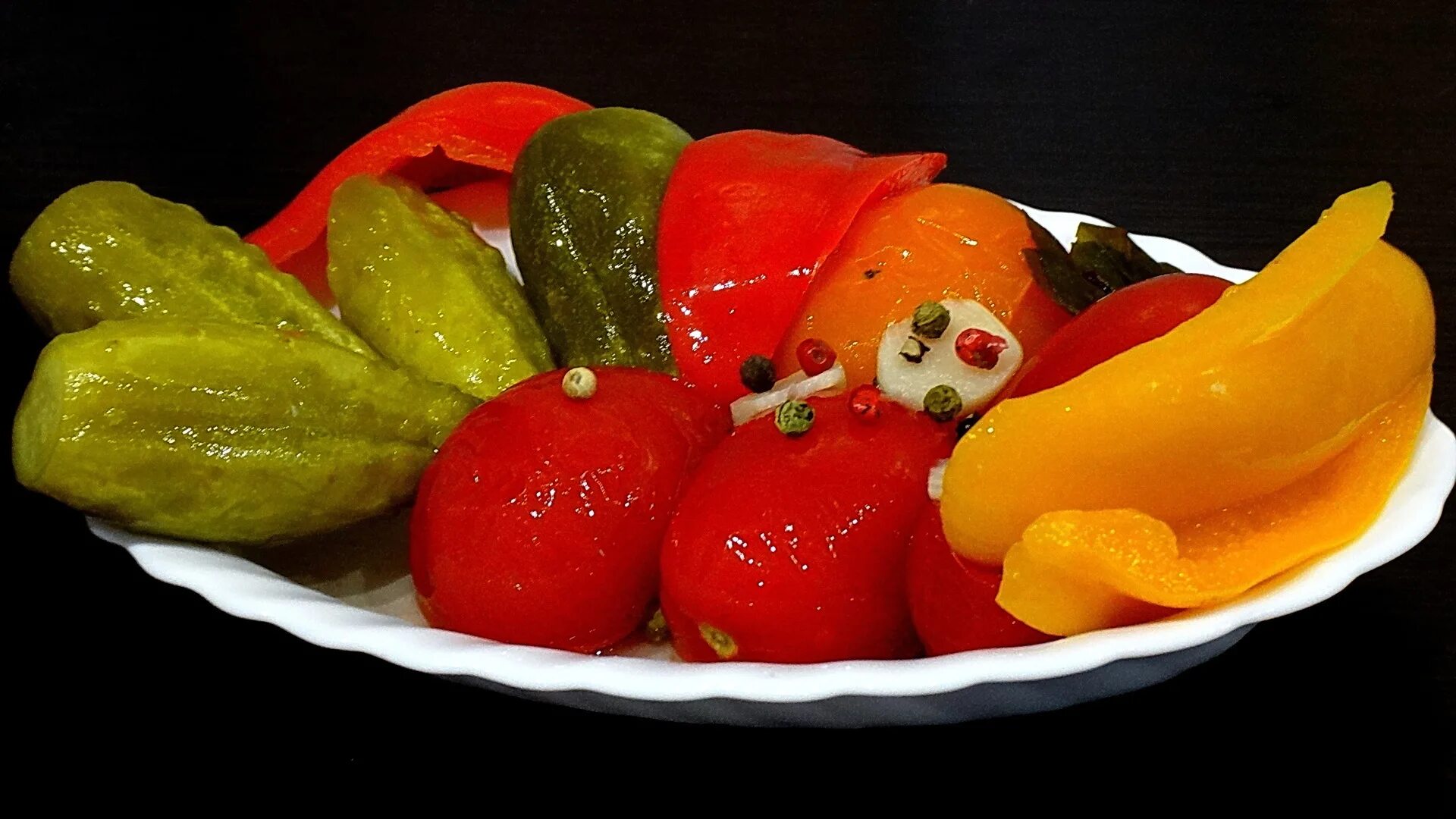 Маринованный красный перец на зиму. Горький перец фаршированный. Фаршированный красный перец. Горький перец фаршированный. Болгарский перец фаршированный.