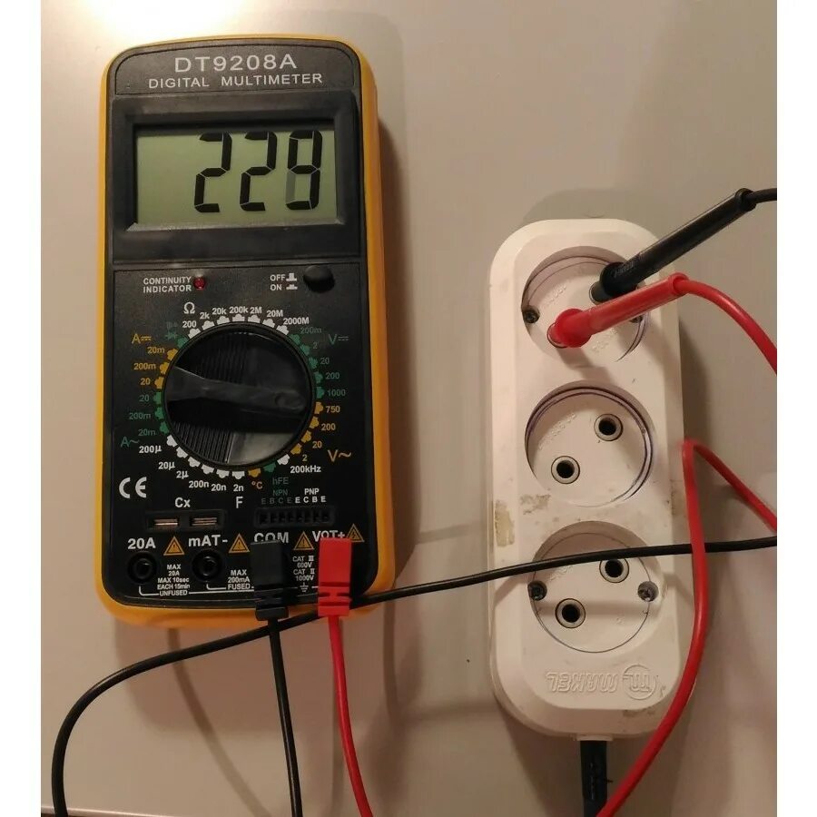 Мультиметр ноль и фаза. Измерение напряжения мультиметром 220 вольт. Мультиметр померить напряжение сети 220в. Измерить напряжение в сети 220 мультиметром. Как измерить розетку.