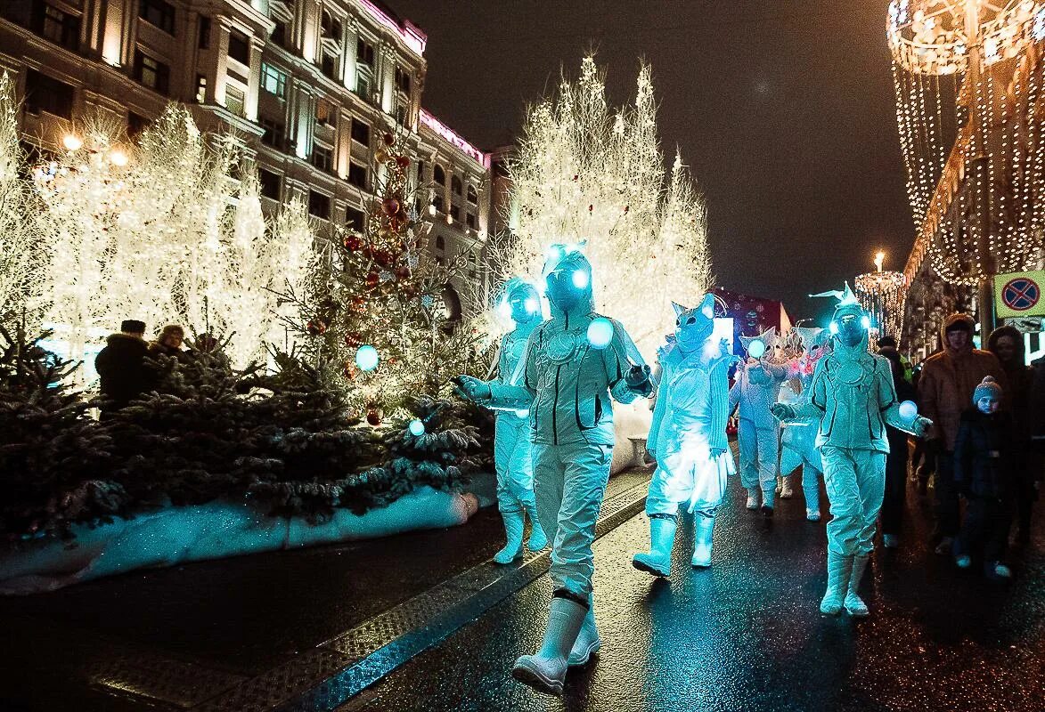 Новогодние гуляния. Рождество на улицах москвы. Тверская улица 2022. Фестиваль путешествие в рождество. Новогодняя москва.
