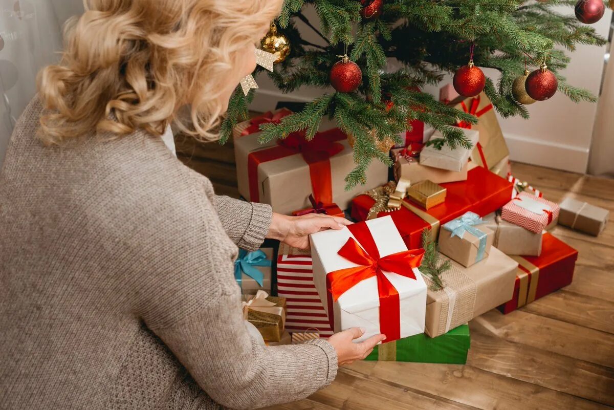 Можно дарить подарки раньше. Подарки под ёлкой. Подарок на новый год с елкой. Подарочки под елочкой. Коробки с подарками под елку.