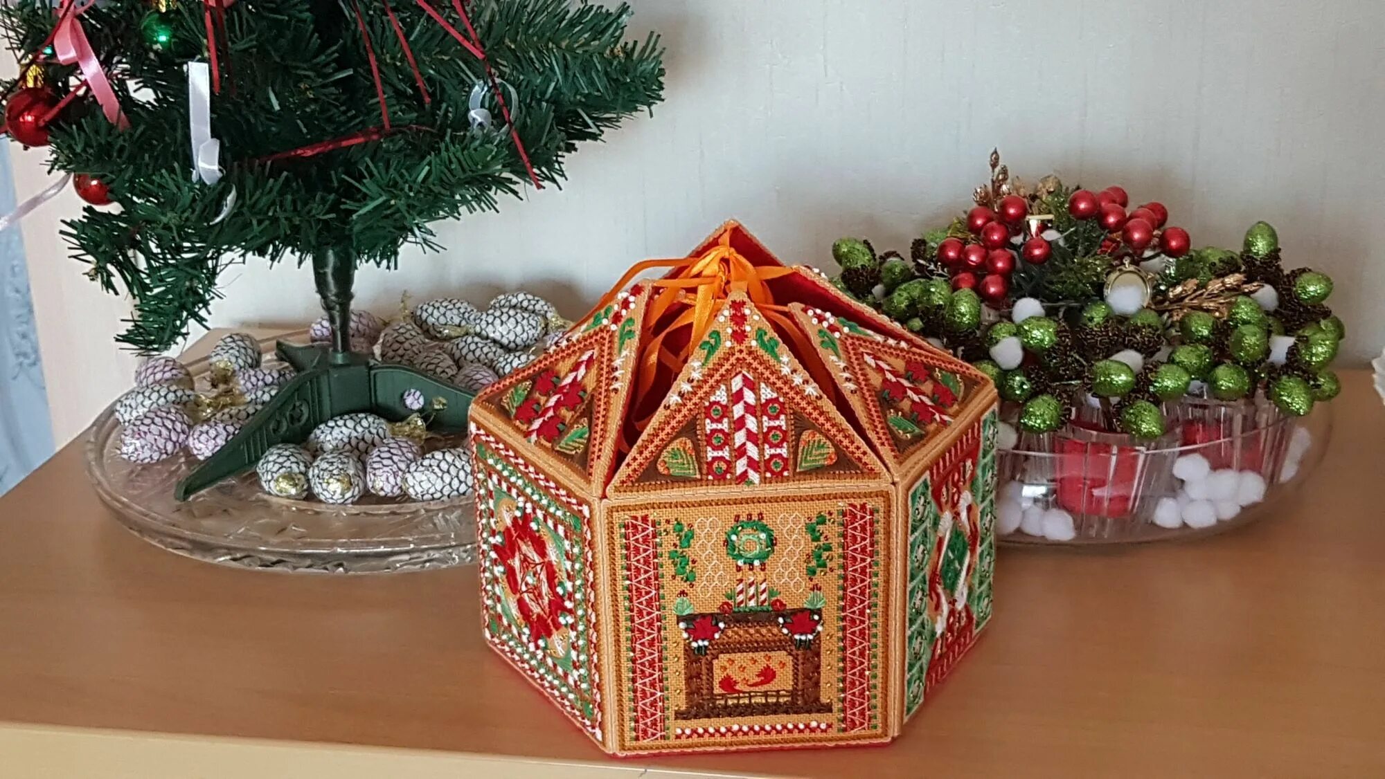 Новогодняя упаковка ларец. Подарочный ларец новогодний чебоксары. Новогодняя упаковка сундучок. Ларец новогодних чудес поделки. Ларец деда мороза.