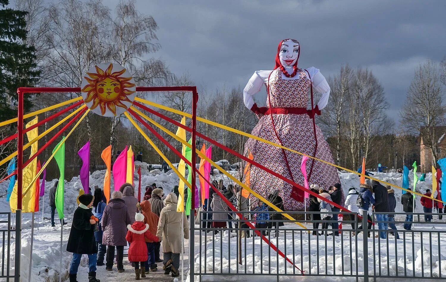 Идеи на масленицу на улице. Украшения на масленицу. украшаем к масленице. украшение площади на масленицу. украшения на масленицу для улицы.