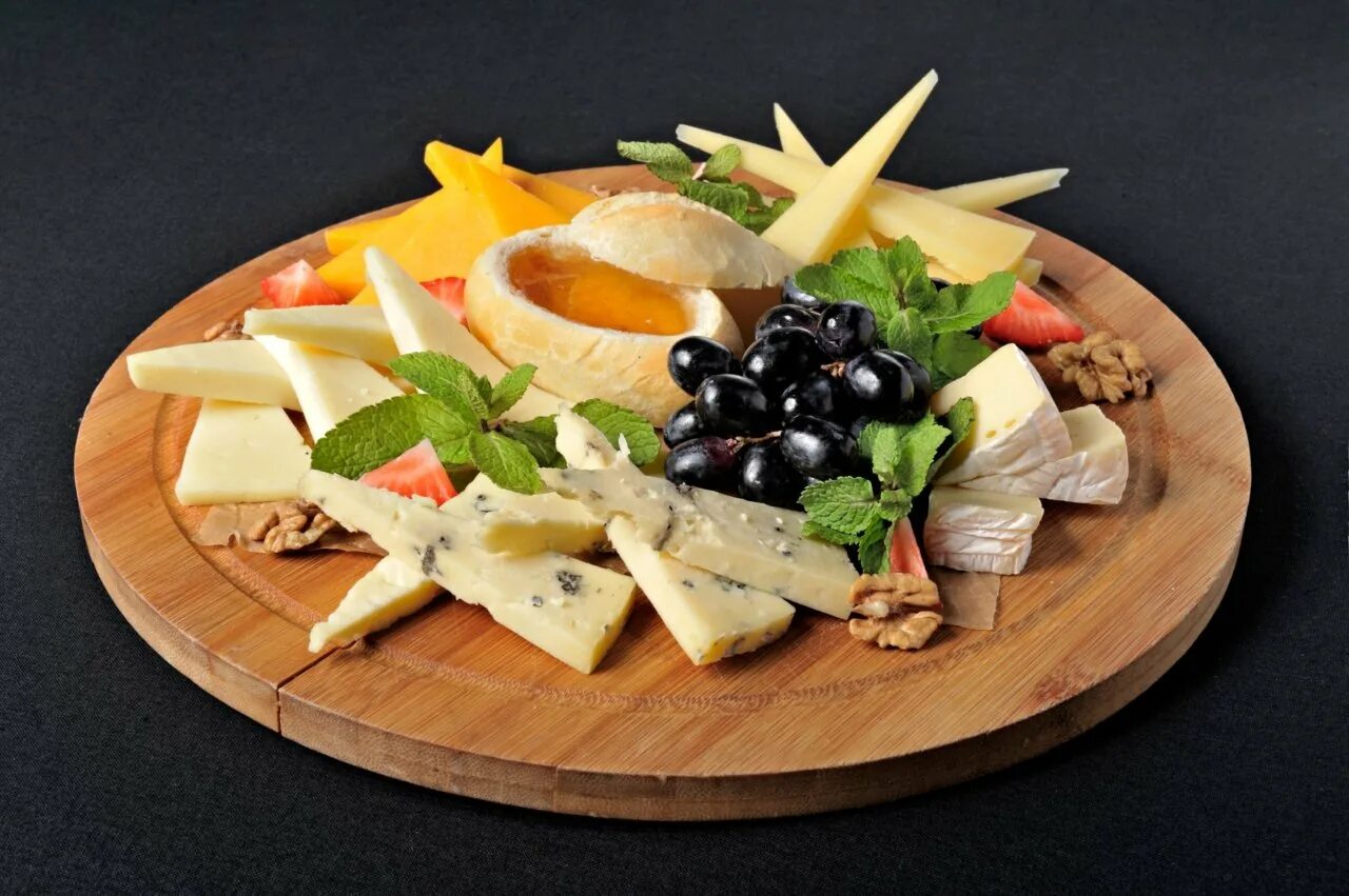 Сырное ассорти состав. Сырно фруктовая тарелка. Красивая сырная тарелка. Сыр нарезка. Сырная тарелка дор блю камамбер.