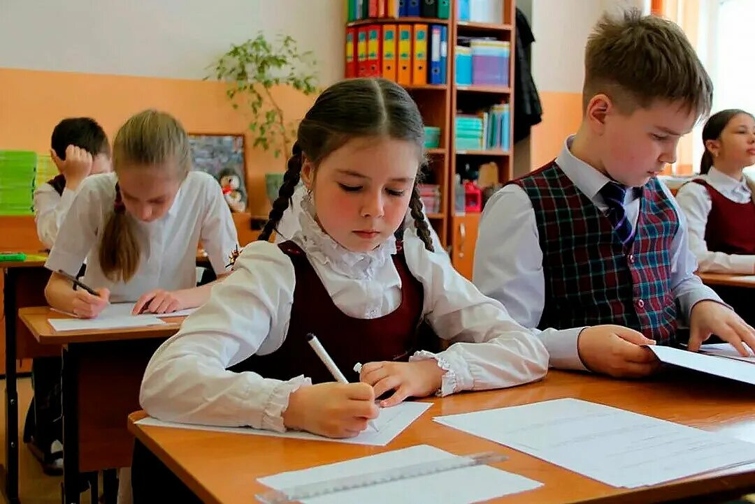 Картинки какого класса. Школьники за партами 5 класс. Школа 5 класс. 5 Класс ученики. Школьники в школе 5 класс.