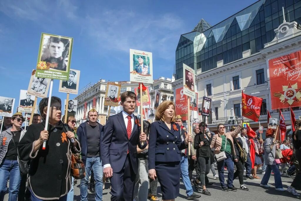 Шествие Бессмертного полка. 9 Мая Бессмертный полк. День Победы люди. День Победы Владивосток. 9 мая владивосток