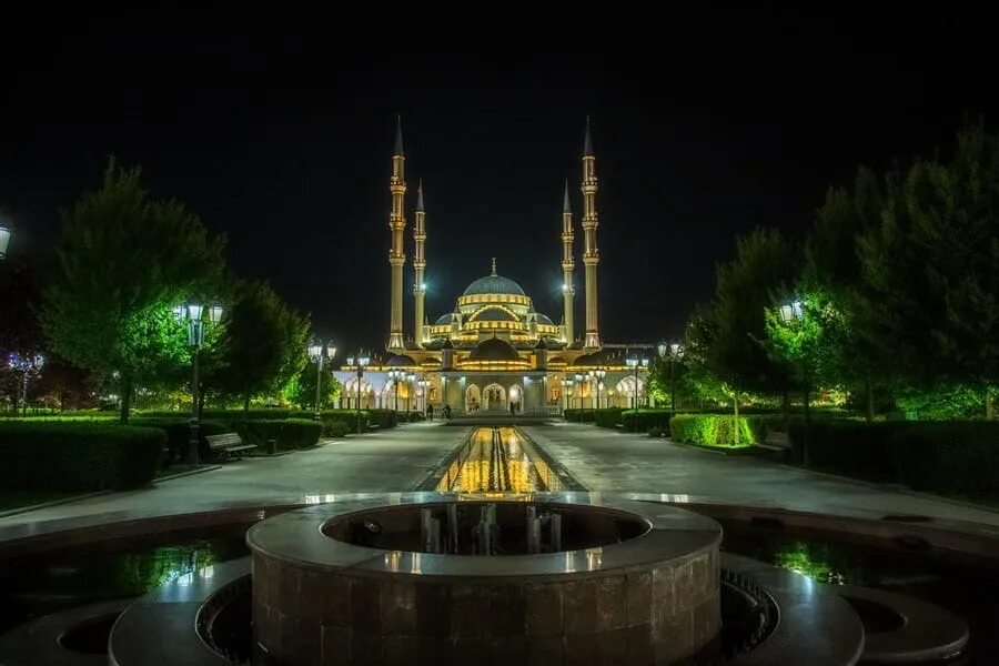 На какой реке грозный 5 букв. Город Грозный мечеть сердце Чечни. Ночной мечеть сердце Чечни. Мечеть Грозный сердце Чечни ночью. Грозненская мечеть сердце Чечни.