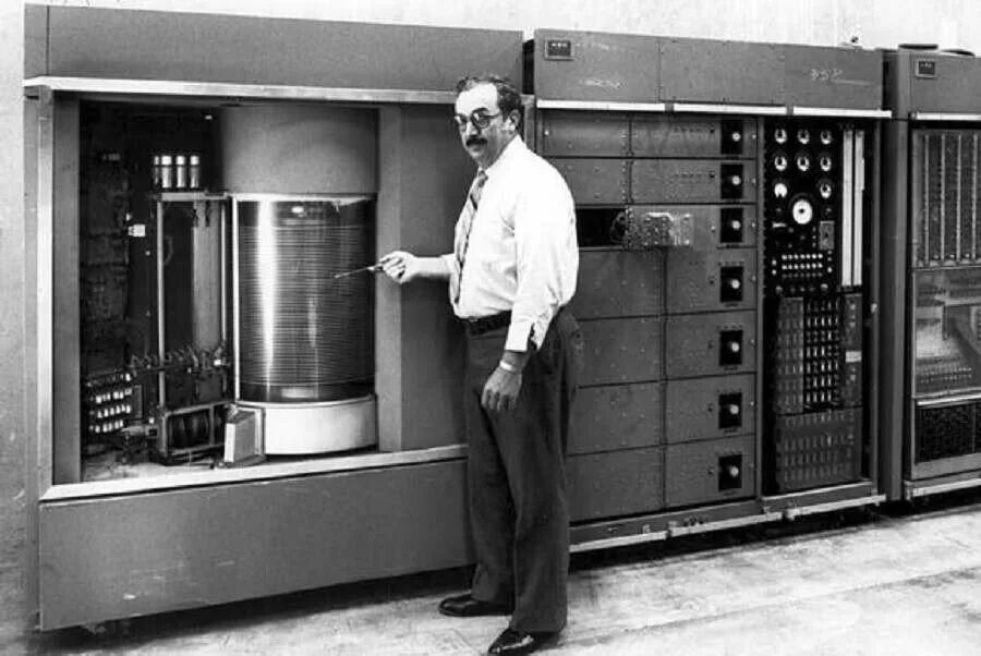 Жесткий диск IBM 1956. Первый жесткий диск на 1 ГБ. Модель 305 Ramac,. Жесткий диск 40 МБ IBM 1960 года.