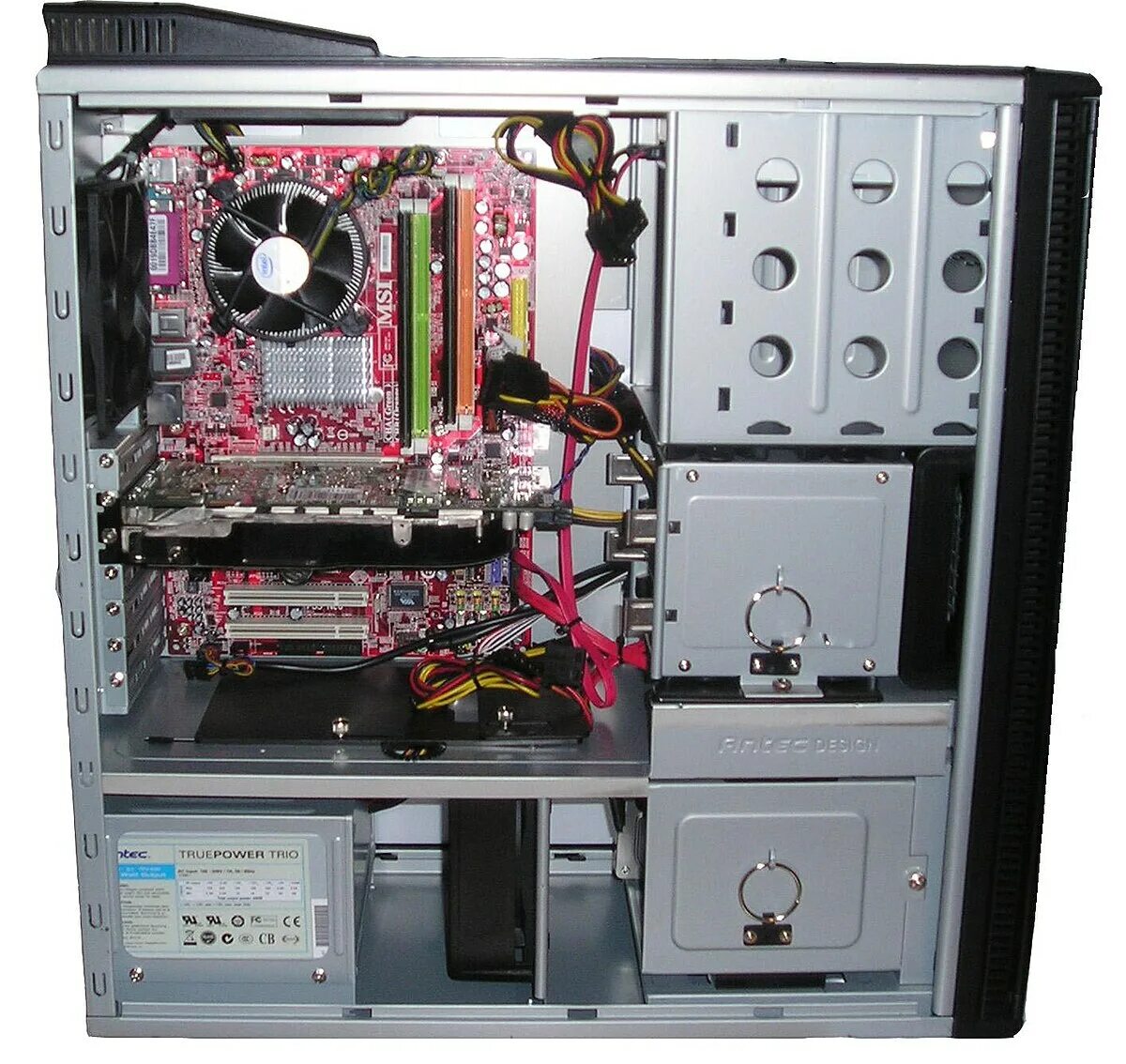 Computer guide. Системный блок внутри. Внутренности системного блока. Персональный компьютер системный блок. Процессор компьютера изнутри.