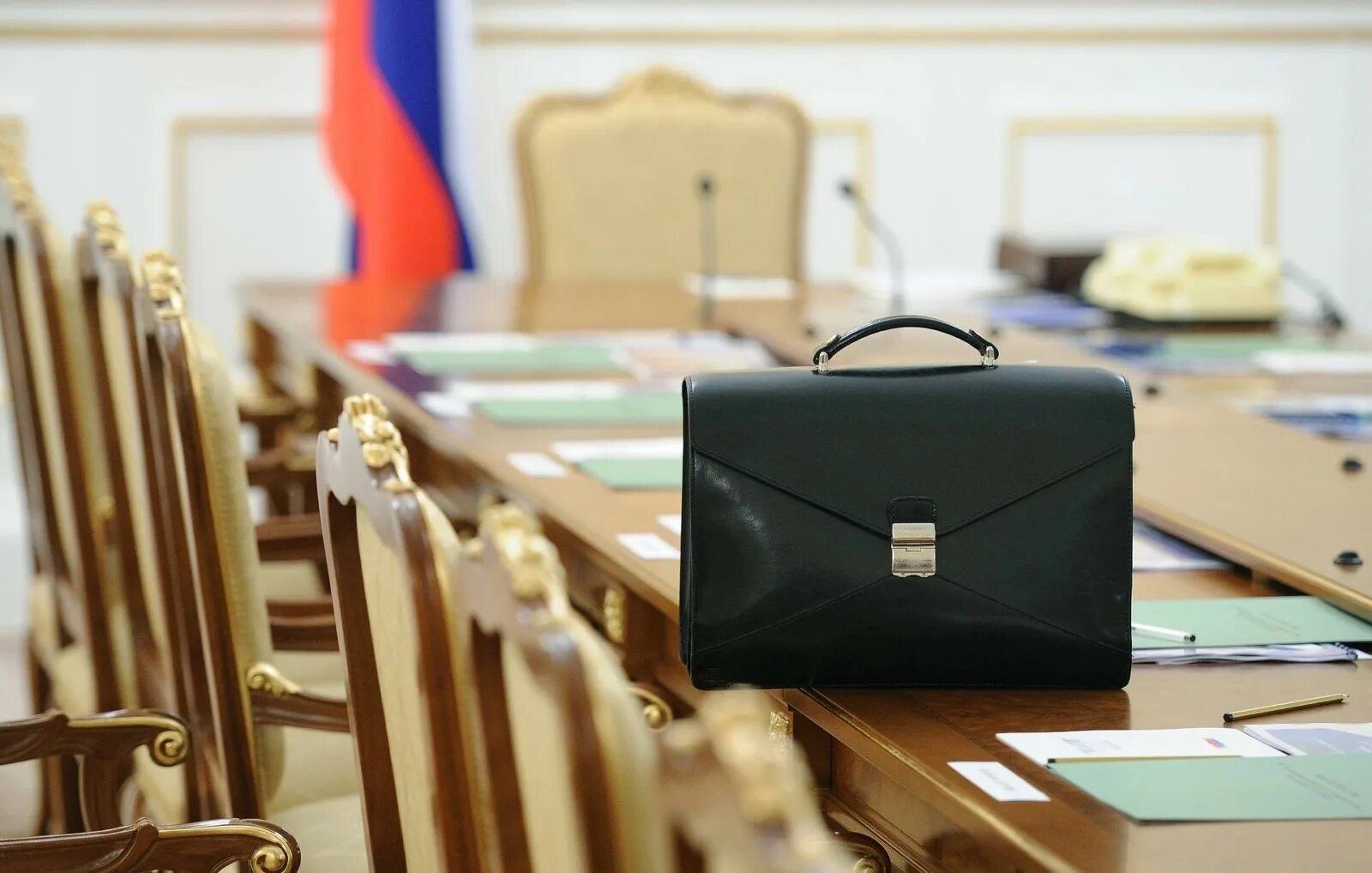 Чиновник служба. Портфель чиновника. Государственный служащий. Портфель госслужащего. Государственные служащие.