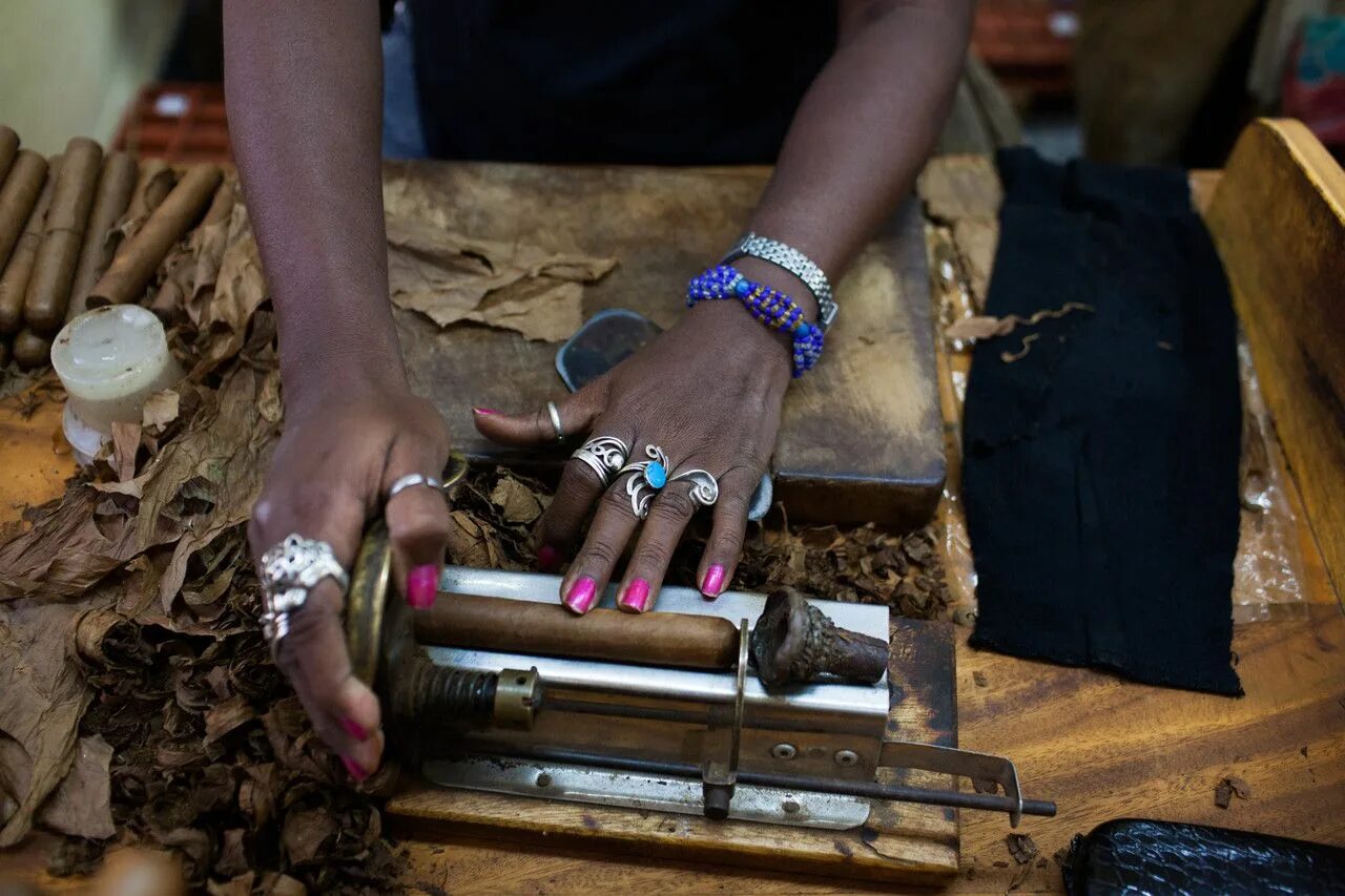 Куба сигары и ром. Куба промышленность. Куба ром сигары пляж. Кубинские сигары гавана. Кубинские сигары на кубе.